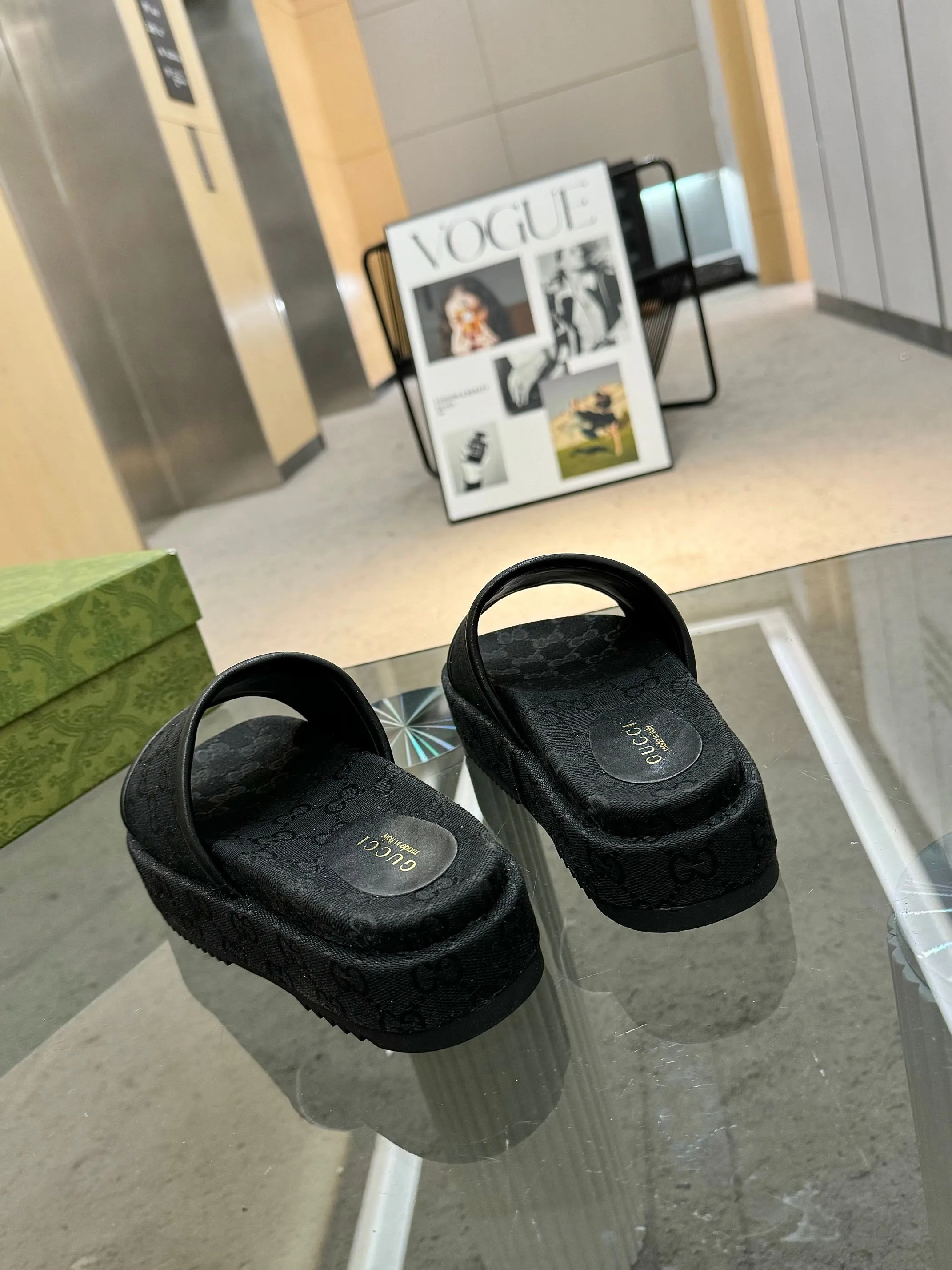👟👟Ex-factory price 440👟👟 Gucci’s latest limited edition thick-soled slippers. Top quality for sale. Purchase genuine product for development. The material and workmanship are consistent with the original. Upper: original special printing process. Lining: dyed sheepskin. Outsole: Italian private model outsole. Size: 35-43M standard size. 41, 42, 43 are also customized and cannot be returned. Sole thickness: 5.5cm. Forefoot 4cm.